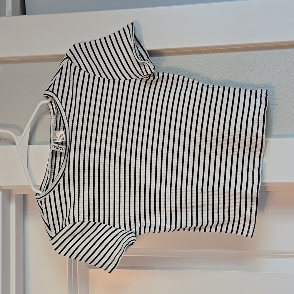 H&M black & white striped crop tee shirt